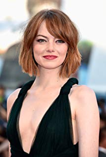 How tall is Emma Stone?